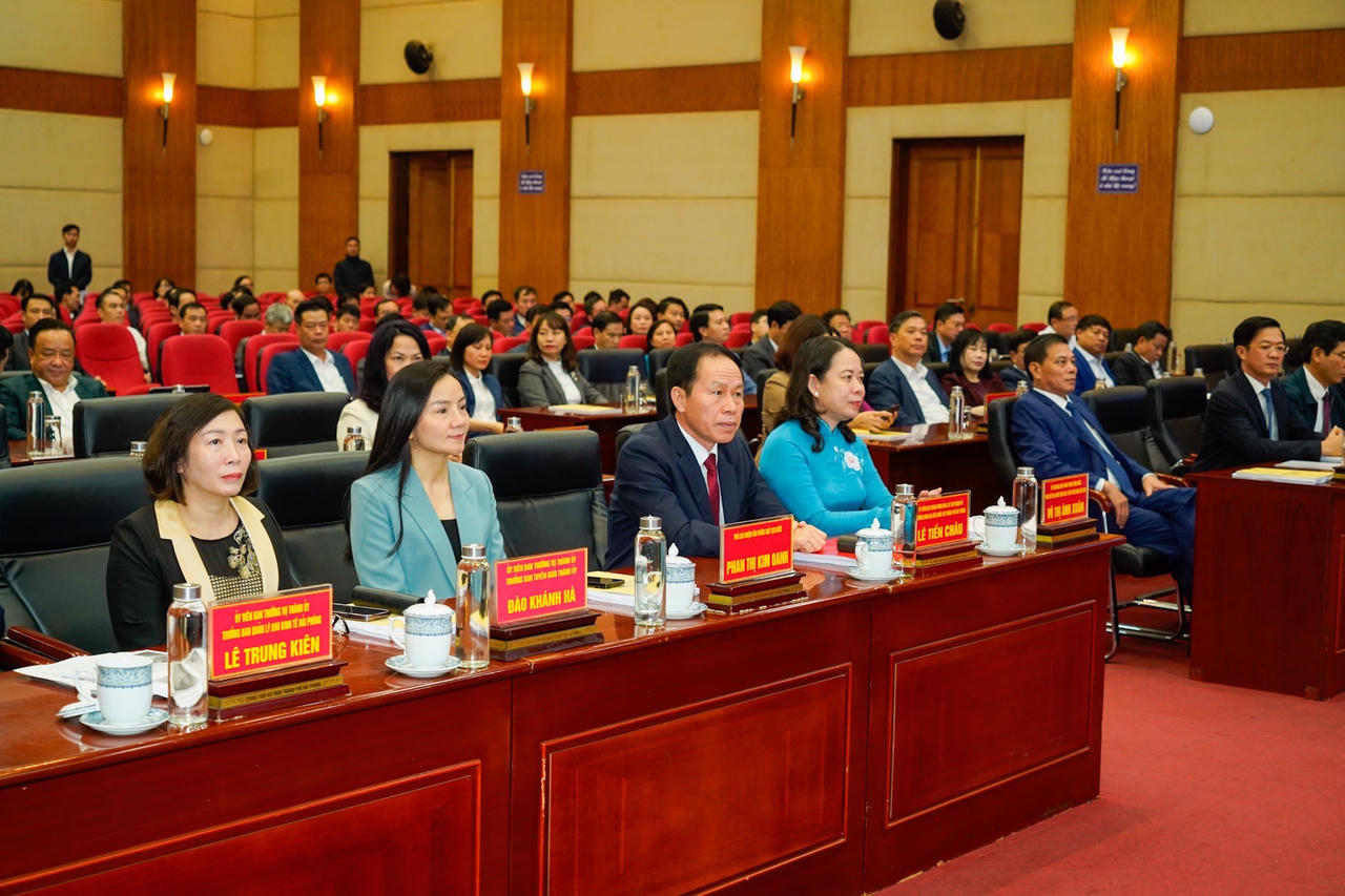 Hải Phòng đón nhận Cờ thi đua của Chính phủ 