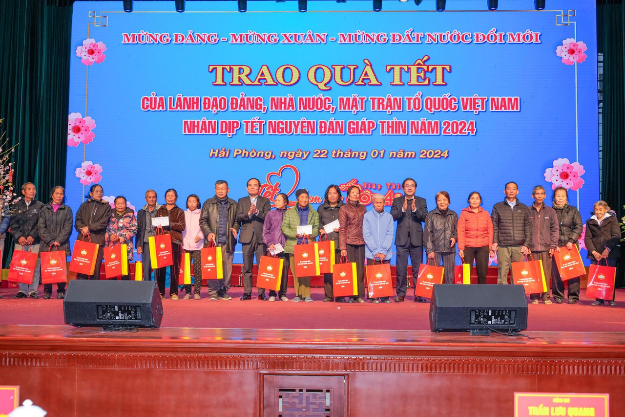 Phó Thủ tướng Trần Lưu Quang làm việc và chúc Tết cán bộ, chiến sỹ Trung đoàn 50,