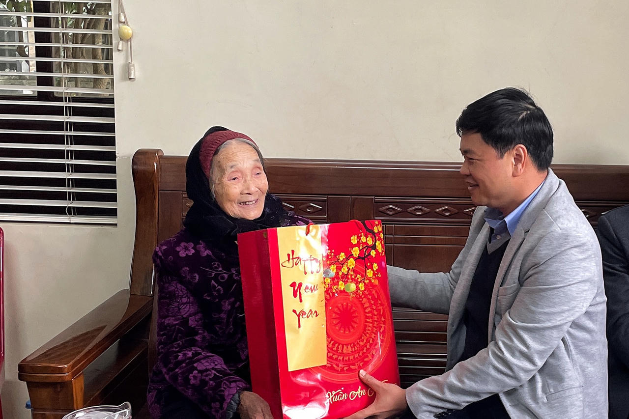 Lãnh đạo thành phố Hải Phòng thăm, tặng quà gia đình chính sách, hộ nghèo