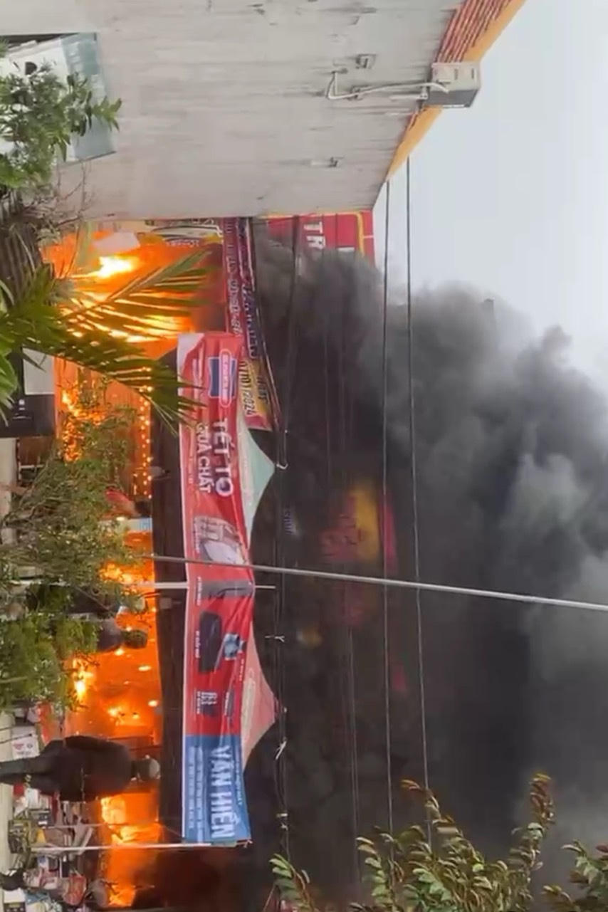 Cháy lớn tại Siêu thị điện máy ở Hải Phòng