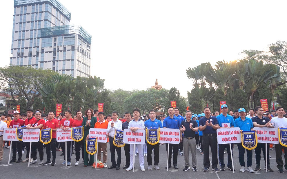 Hơn 1.000 người tham gia Ngày chạy Olympic Vì sức khoẻ toàn dân năm 2024