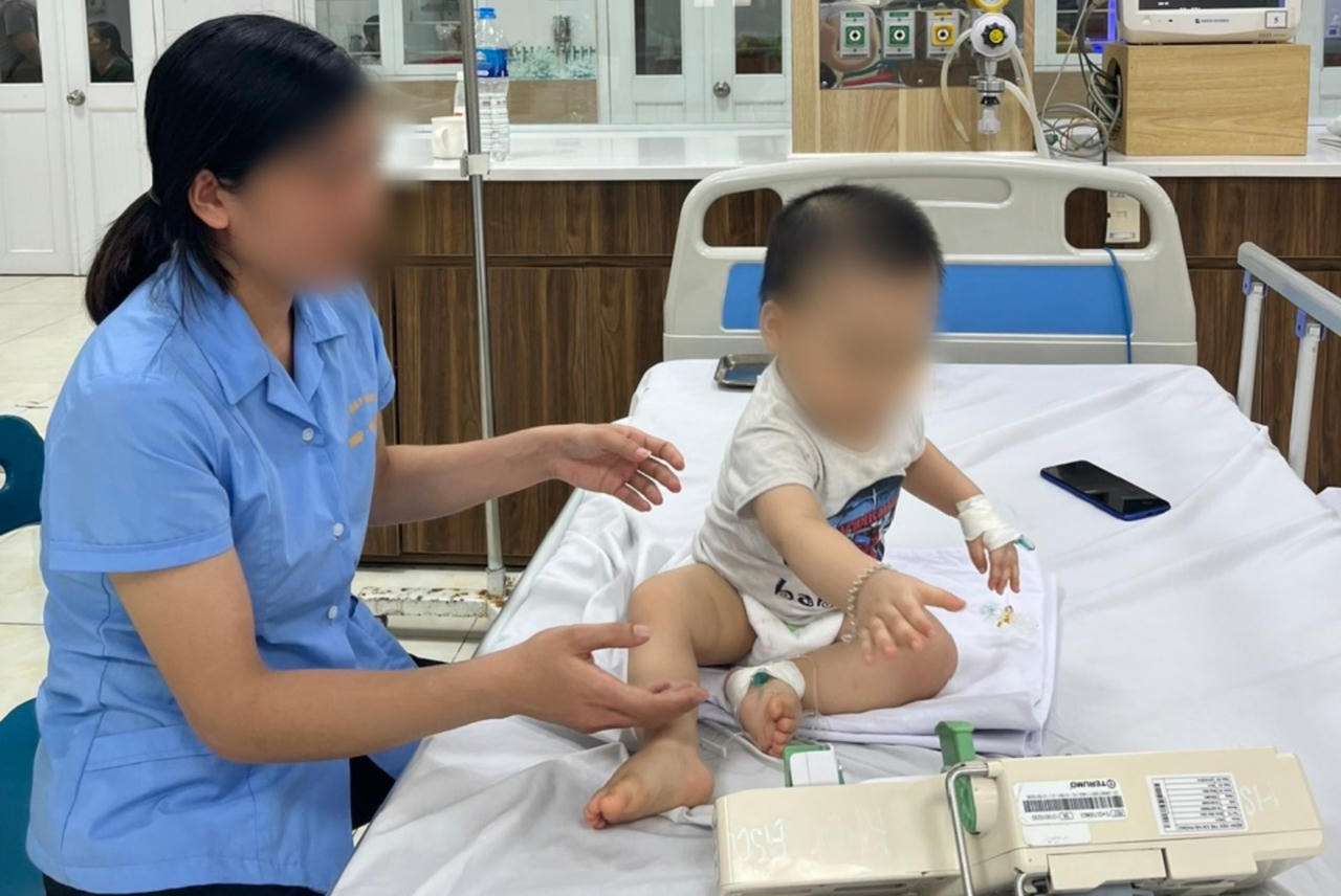 Hải Phòng: Nhiều người nhập viện cấp cứu do khách sạn cao cấp phá dỡ tổ ong