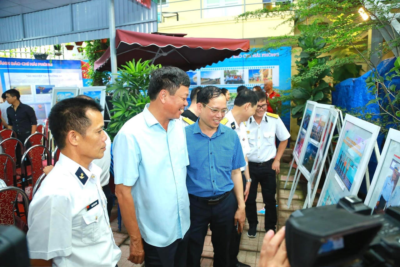 Trưng bày ảnh 'Hải Phòng với Trường Sa - Trường Sa với Hải Phòng' 