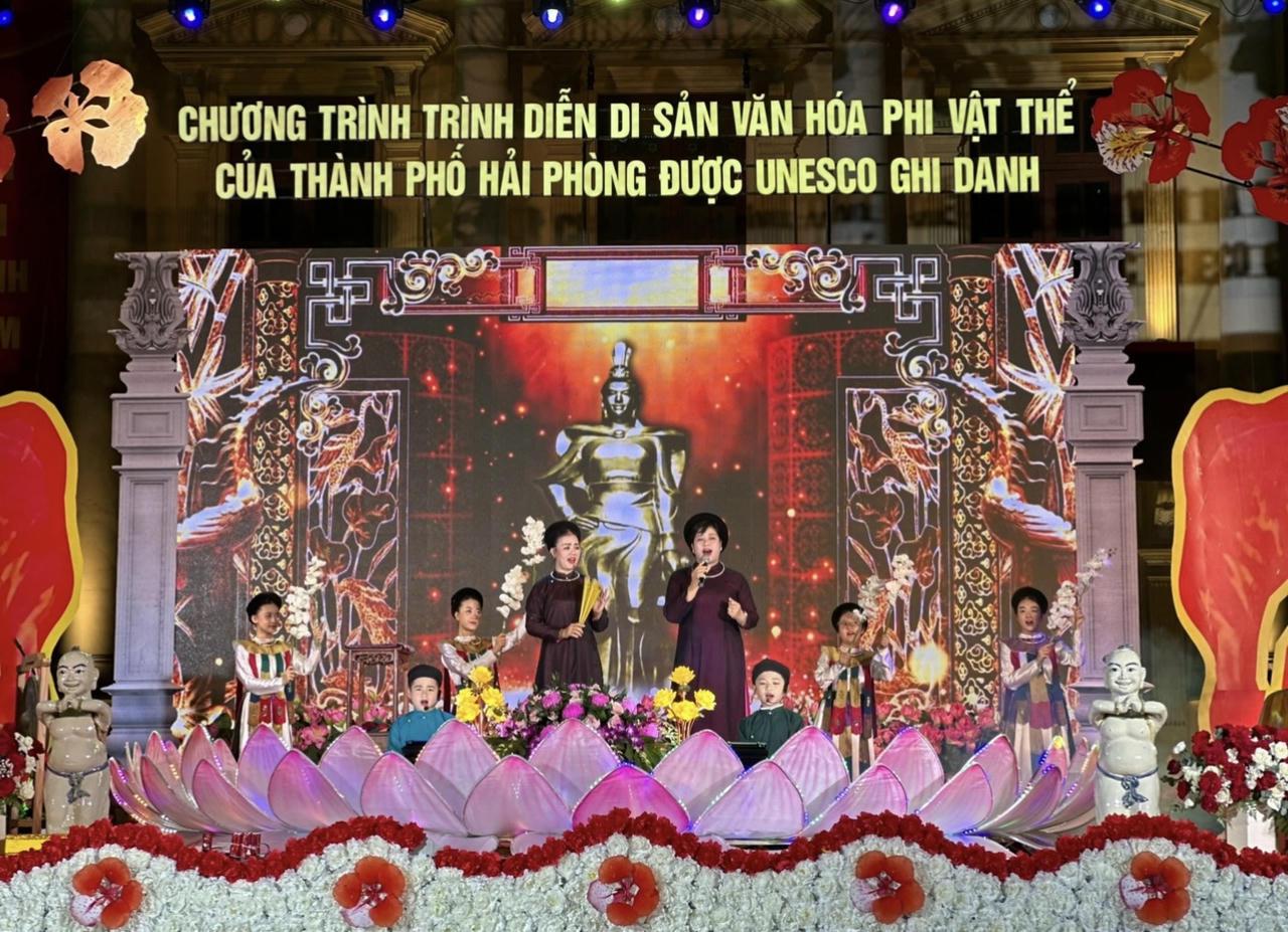 "Di sản Việt Nam - Tự hào và gìn giữ": Ca trù, dòng chảy bền bỉ miền cửa biển