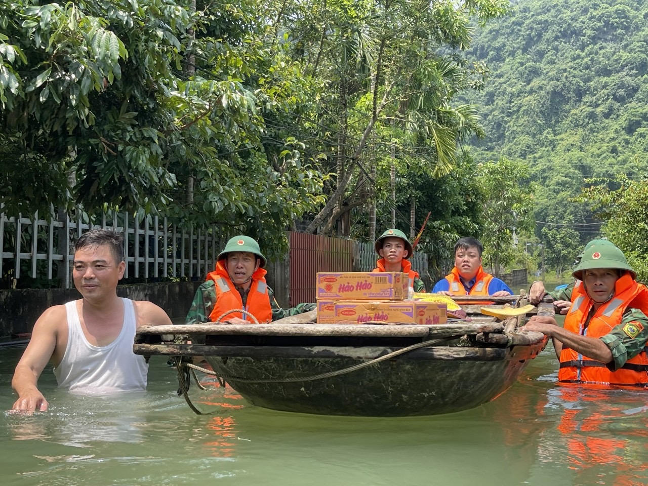 Bộ đội Biên phòng Hải Phòng hỗ trợ nhân dân Cát Bà khắc phục hậu quả sau bão số 2