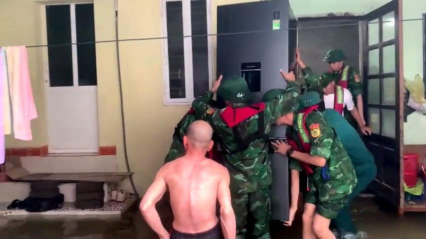 Bộ đội Biên phòng Hải Phòng hỗ trợ nhân dân Cát Bà khắc phục hậu quả sau bão số 2