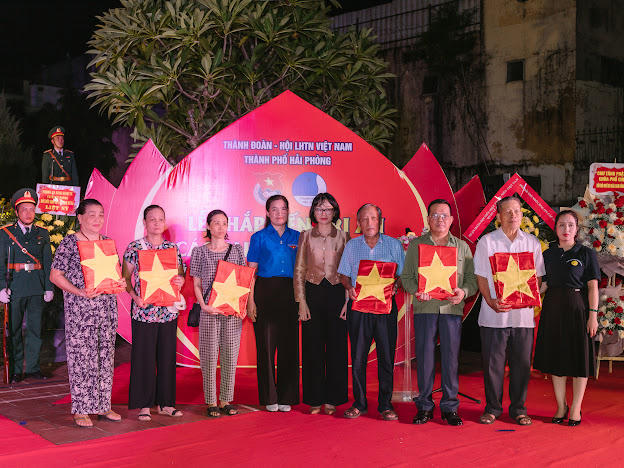 Thành đoàn Hải Phòng dâng hương, thắp nến tri ân các Anh hùng, Liệt sĩ