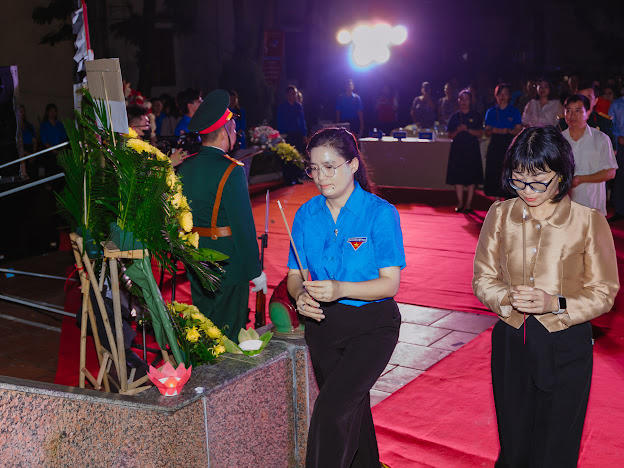 Thành đoàn Hải Phòng dâng hương, thắp nến tri ân các Anh hùng, Liệt sĩ