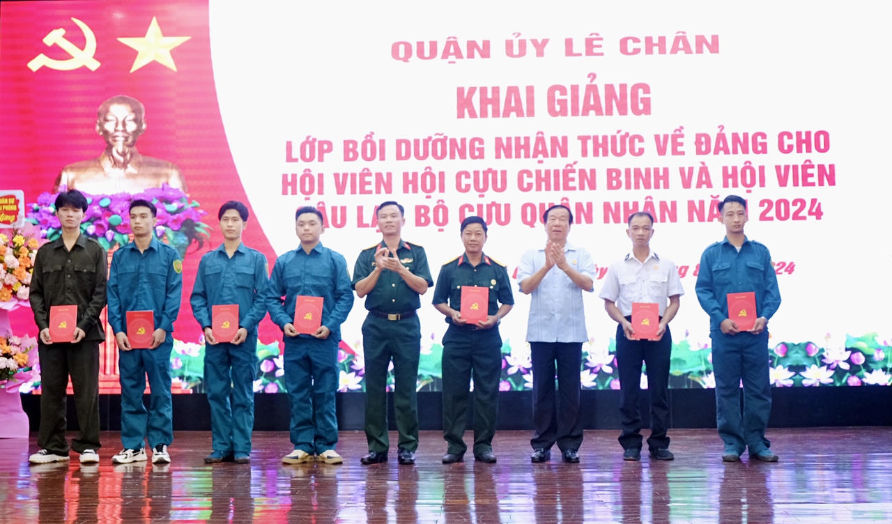 Hải Phòng: 59 hội viên Hội Cựu Chiến binh và Câu lạc bộ Cựu Quân nhân tham gia lớp bồi dưỡng nhận thức về Đảng 