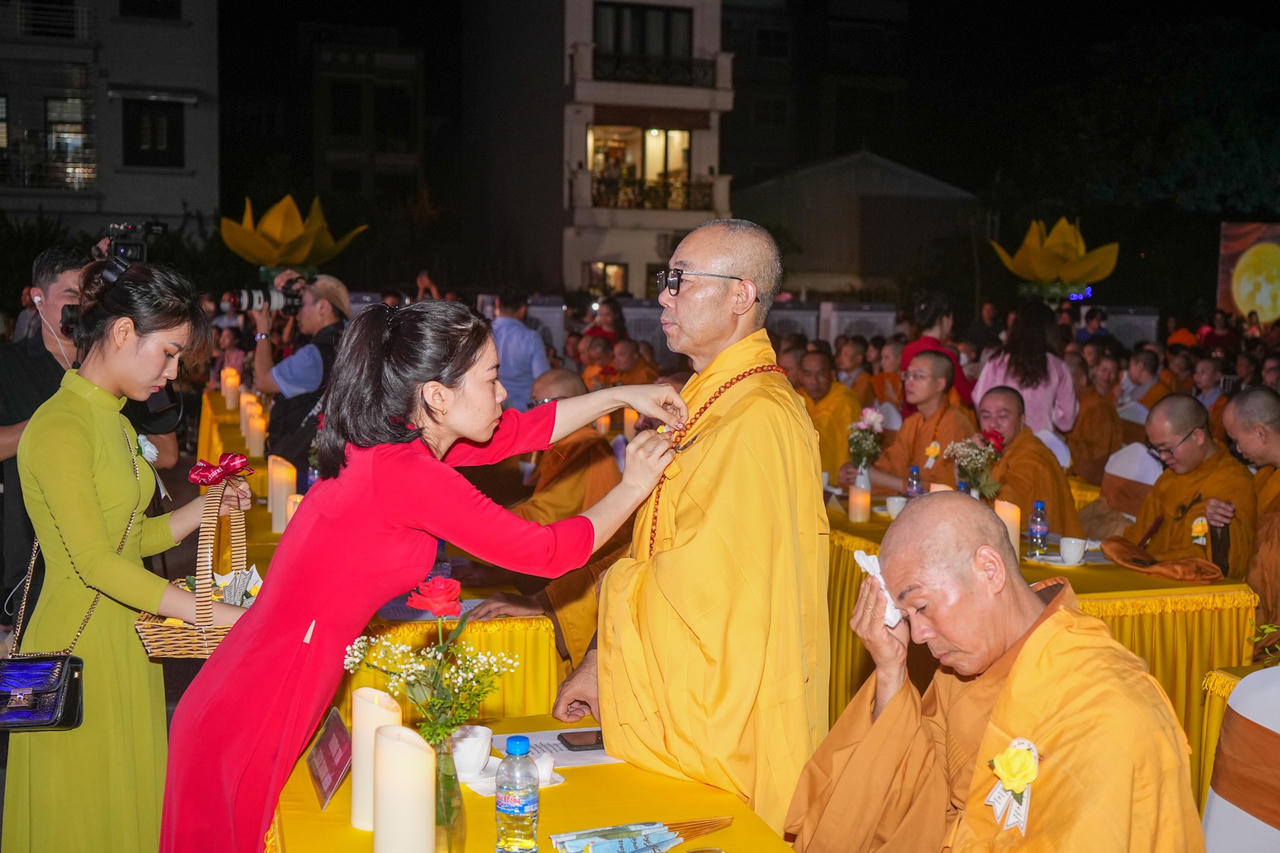 Hàng nghìn tăng ni, phật tử dự Đêm hội Hoa Đăng mừng Vu lan báo hiếu tại Hải Phòng