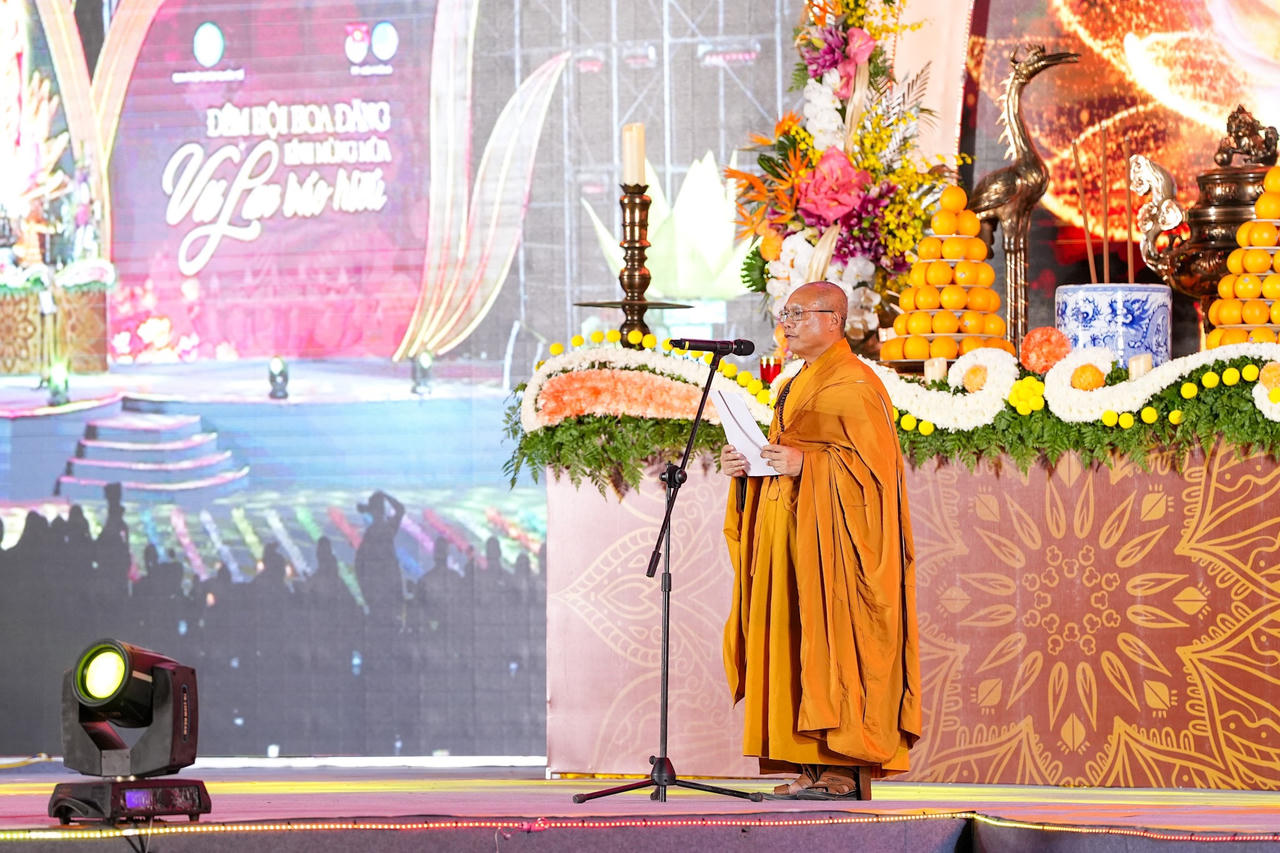 Hàng nghìn tăng ni, phật tử dự Đêm hội Hoa Đăng mừng Vu lan báo hiếu tại Hải Phòng