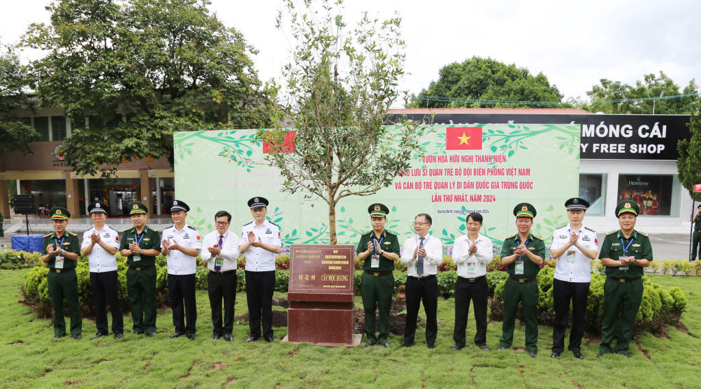 Giao lưu sĩ quan trẻ BĐBP Việt Nam và cán bộ trẻ Quản lý Di dân Quốc gia Trung Quốc