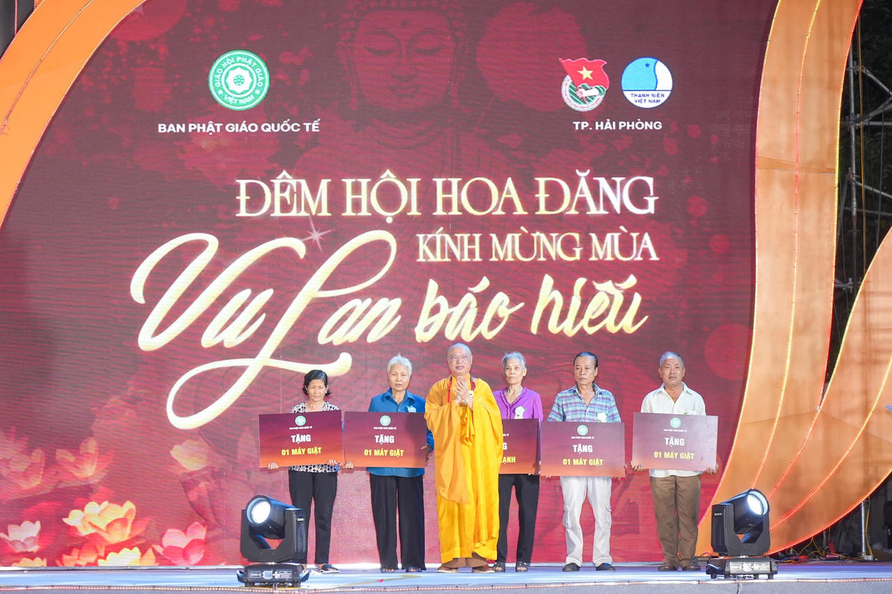 Hàng nghìn tăng ni, phật tử dự Đêm hội Hoa Đăng mừng Vu lan báo hiếu tại Hải Phòng