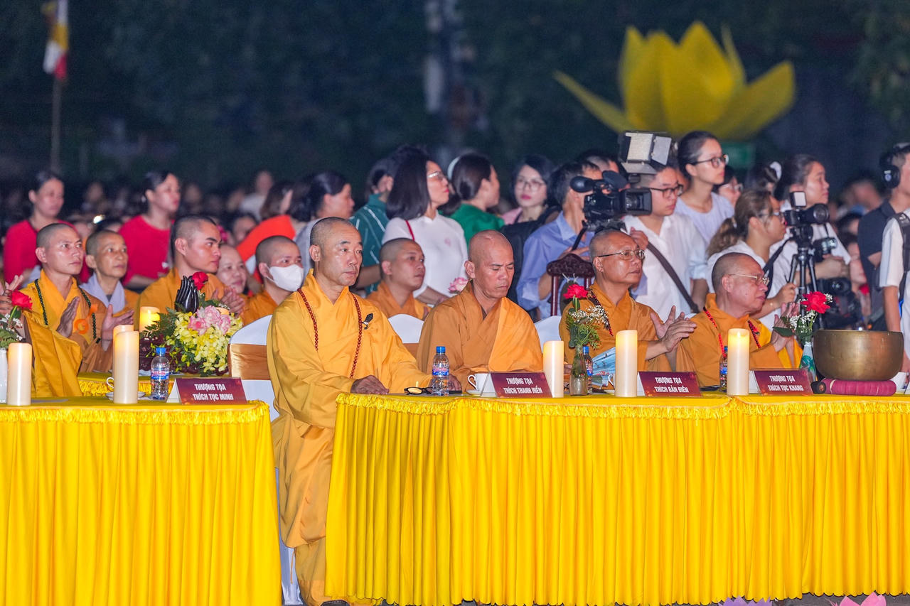 Hàng nghìn tăng ni, phật tử dự Đêm hội Hoa Đăng mừng Vu lan báo hiếu tại Hải Phòng