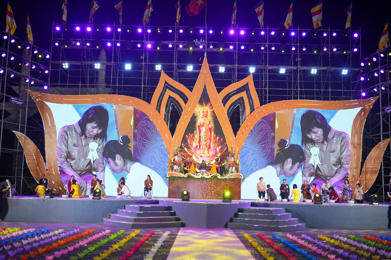 Hàng nghìn tăng ni, phật tử dự Đêm hội Hoa Đăng mừng Vu lan báo hiếu tại Hải Phòng