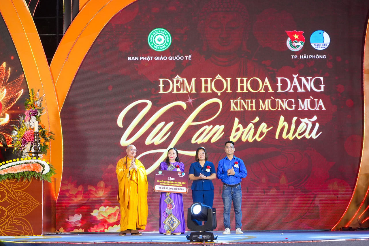 Hàng nghìn tăng ni, phật tử dự Đêm hội Hoa Đăng mừng Vu lan báo hiếu tại Hải Phòng