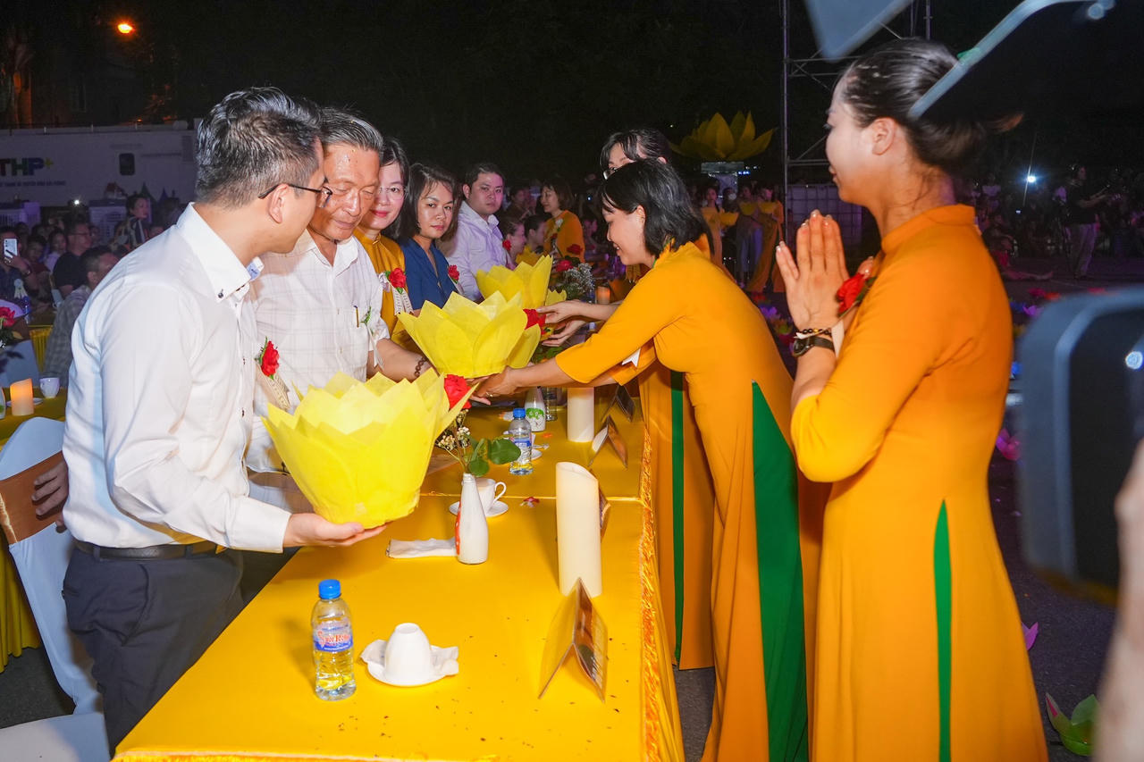 Hàng nghìn tăng ni, phật tử dự Đêm hội Hoa Đăng mừng Vu lan báo hiếu tại Hải Phòng