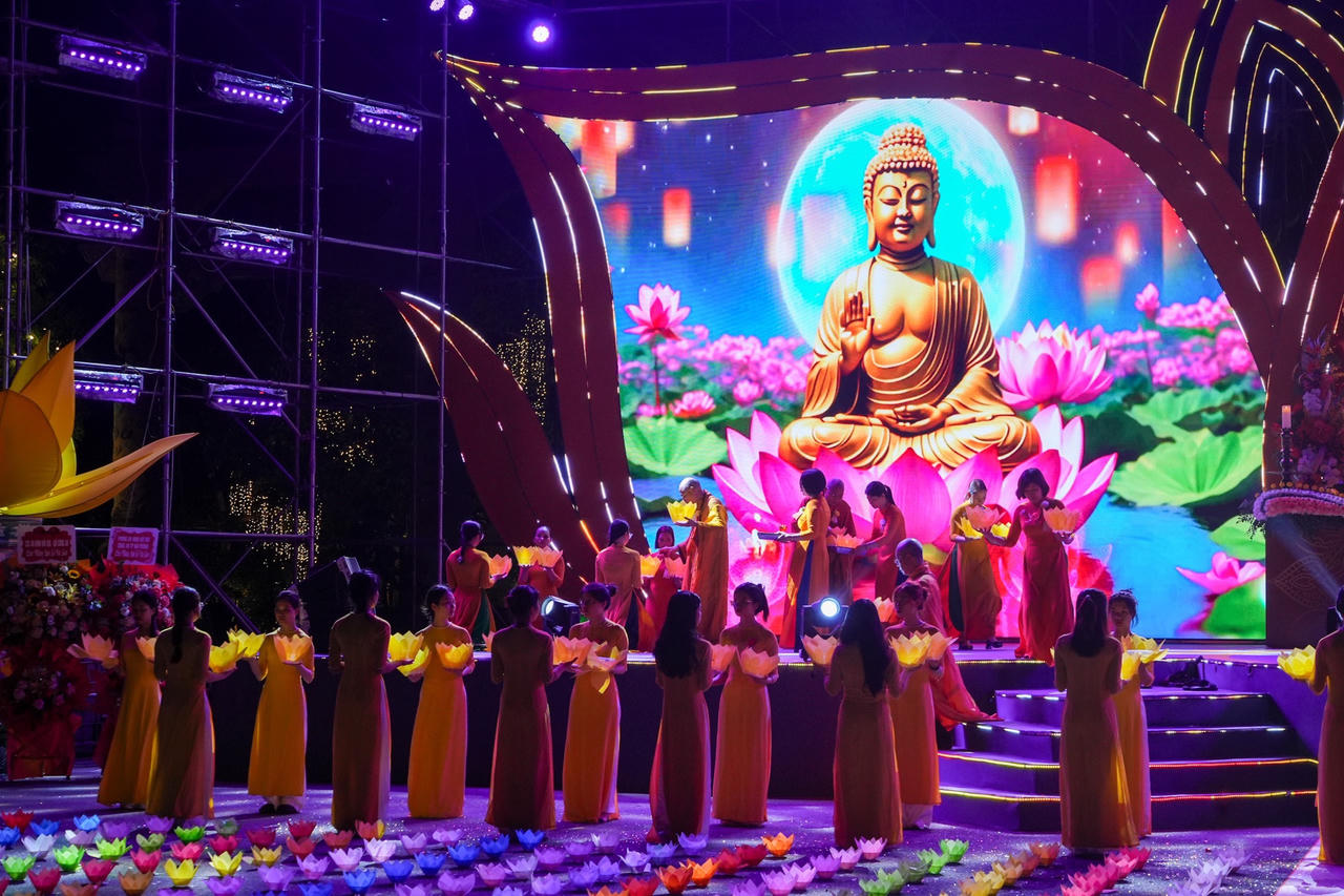 Hàng nghìn tăng ni, phật tử dự Đêm hội Hoa Đăng mừng Vu lan báo hiếu tại Hải Phòng