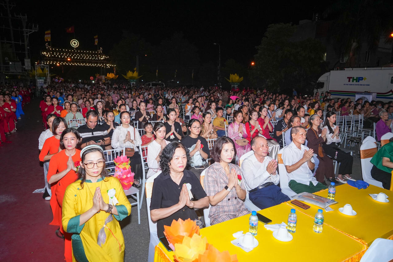 Hàng nghìn tăng ni, phật tử dự Đêm hội Hoa Đăng mừng Vu lan báo hiếu tại Hải Phòng