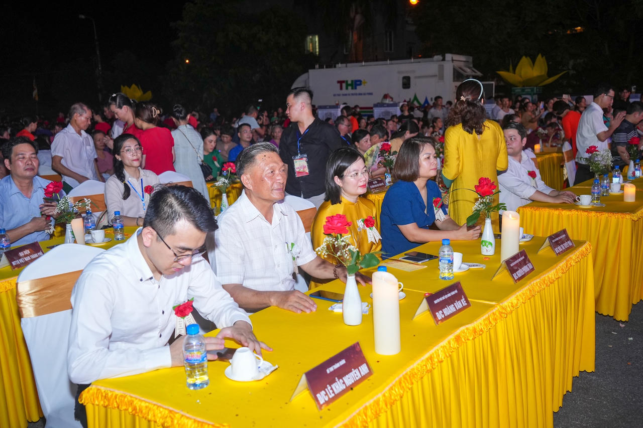 Hàng nghìn tăng ni, phật tử dự Đêm hội Hoa Đăng mừng Vu lan báo hiếu tại Hải Phòng