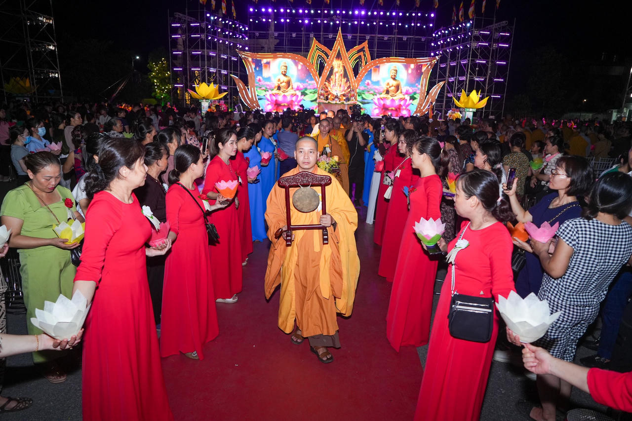 Hàng nghìn tăng ni, phật tử dự Đêm hội Hoa Đăng mừng Vu lan báo hiếu tại Hải Phòng