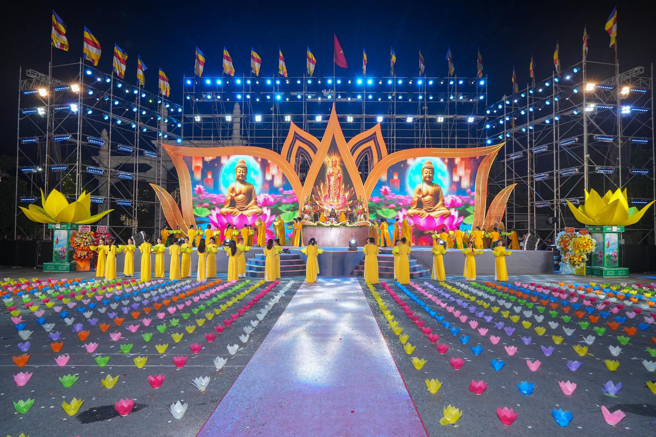 Hàng nghìn tăng ni, phật tử dự Đêm hội Hoa Đăng mừng Vu lan báo hiếu tại Hải Phòng