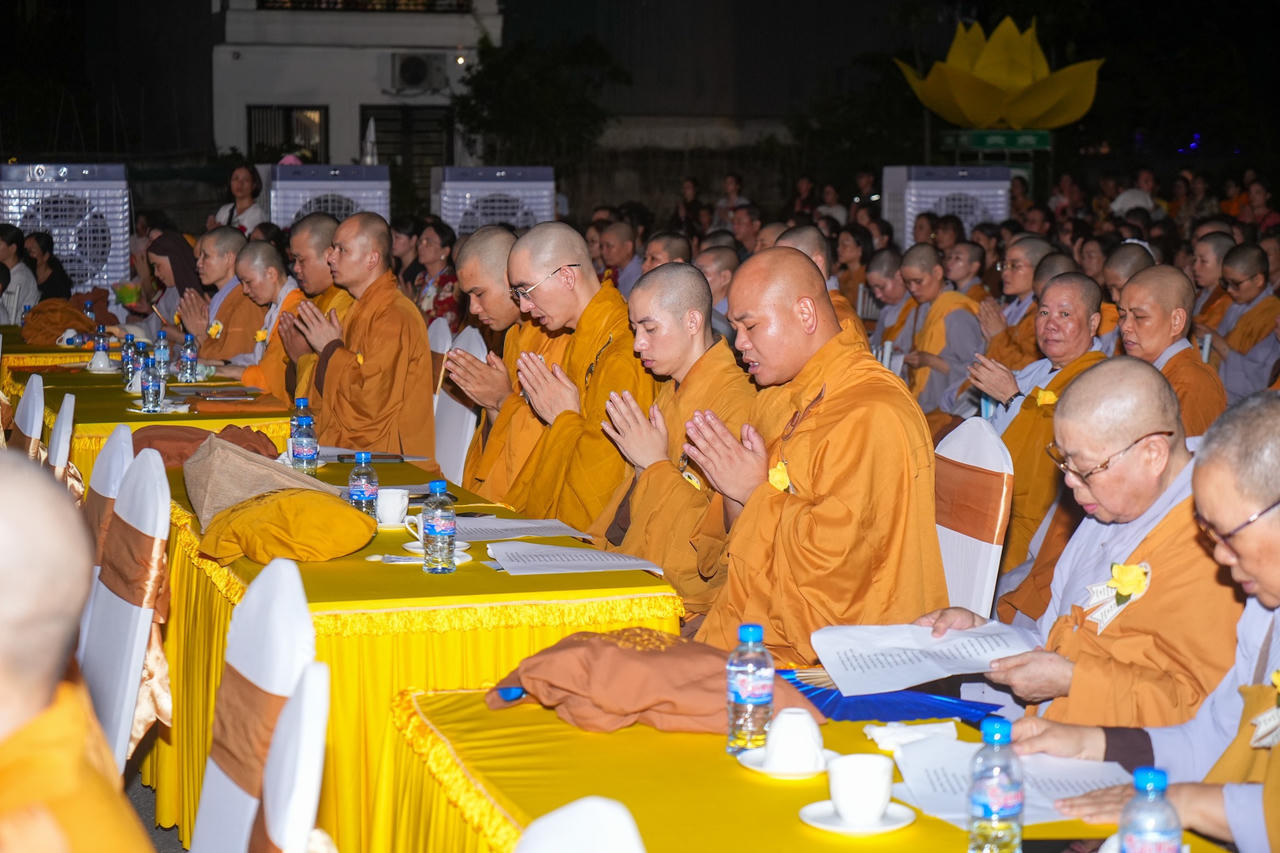 Hàng nghìn tăng ni, phật tử dự Đêm hội Hoa Đăng mừng Vu lan báo hiếu tại Hải Phòng