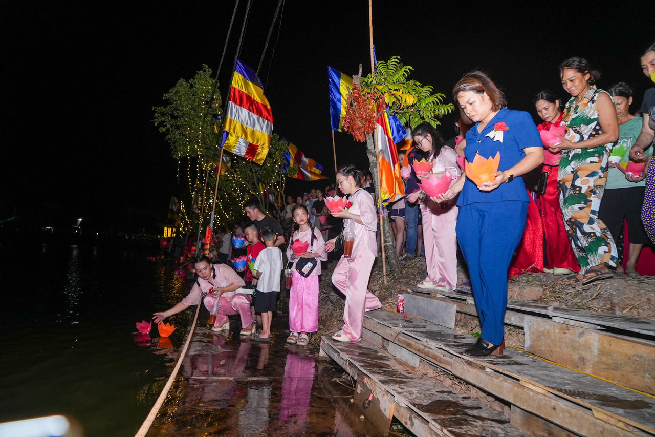 Hàng nghìn tăng ni, phật tử dự Đêm hội Hoa Đăng mừng Vu lan báo hiếu tại Hải Phòng