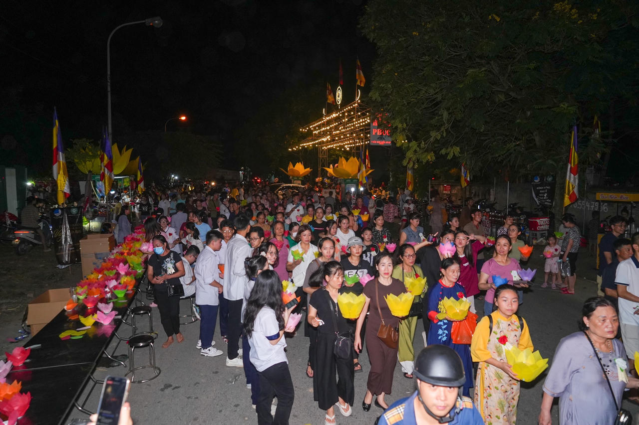 Hàng nghìn tăng ni, phật tử dự Đêm hội Hoa Đăng mừng Vu lan báo hiếu tại Hải Phòng