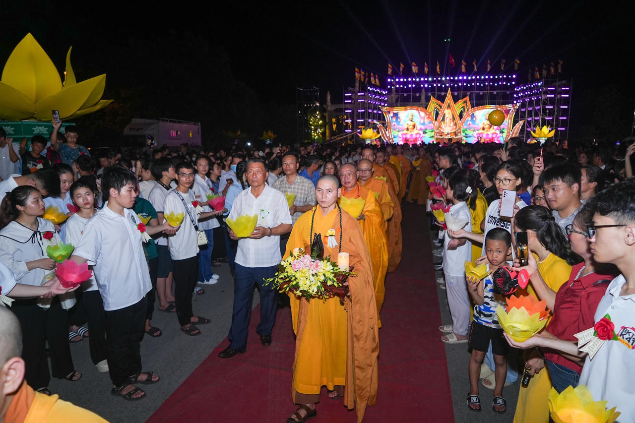 Hàng nghìn tăng ni, phật tử dự Đêm hội Hoa Đăng mừng Vu lan báo hiếu tại Hải Phòng