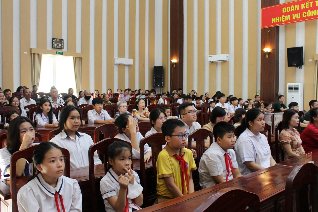 Bộ đội Biên phòng thành phố Hải Phòng vinh danh học sinh có thành tích xuất sắc