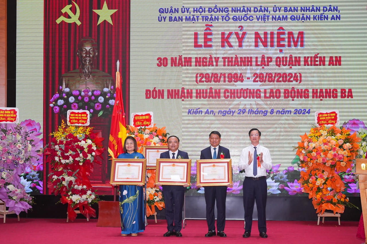 Quận Kiến An (Hải Phòng) đón nhận Huân chương Lao động Hạng Ba
