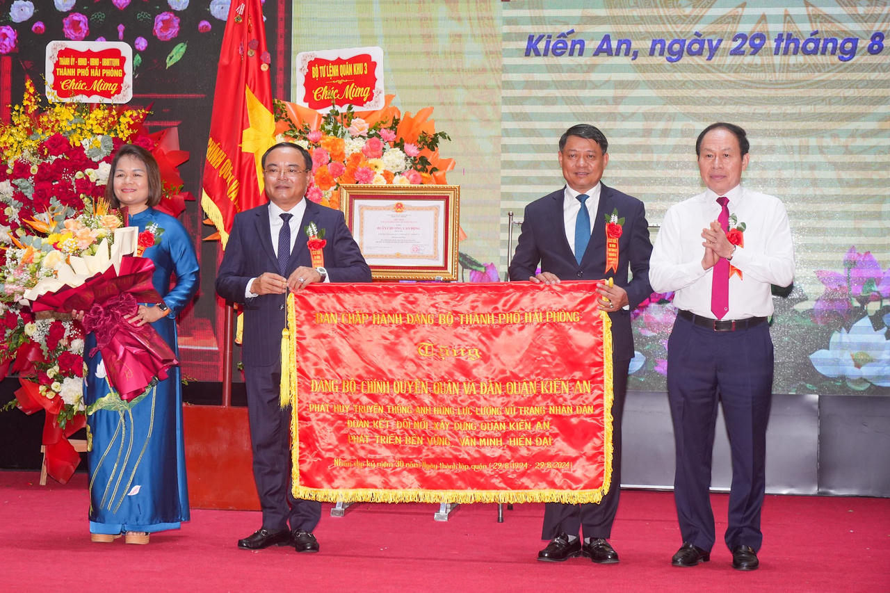 Quận Kiến An (Hải Phòng) đón nhận Huân chương Lao động Hạng Ba