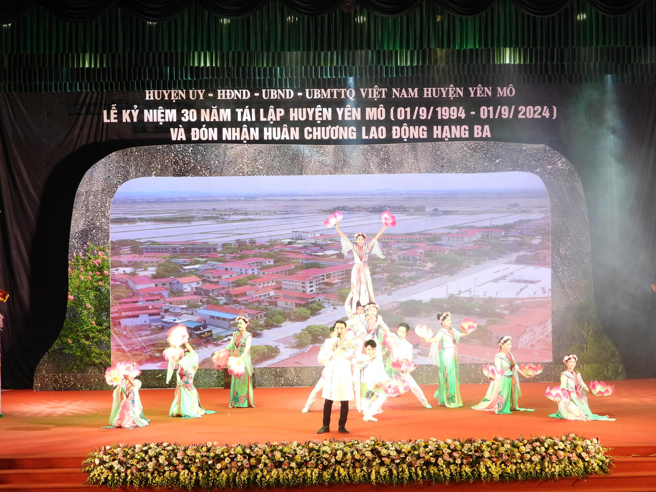 Huyện Yên Mô (Ninh Bình) đón nhận Huân chương Lao động hạng Ba 