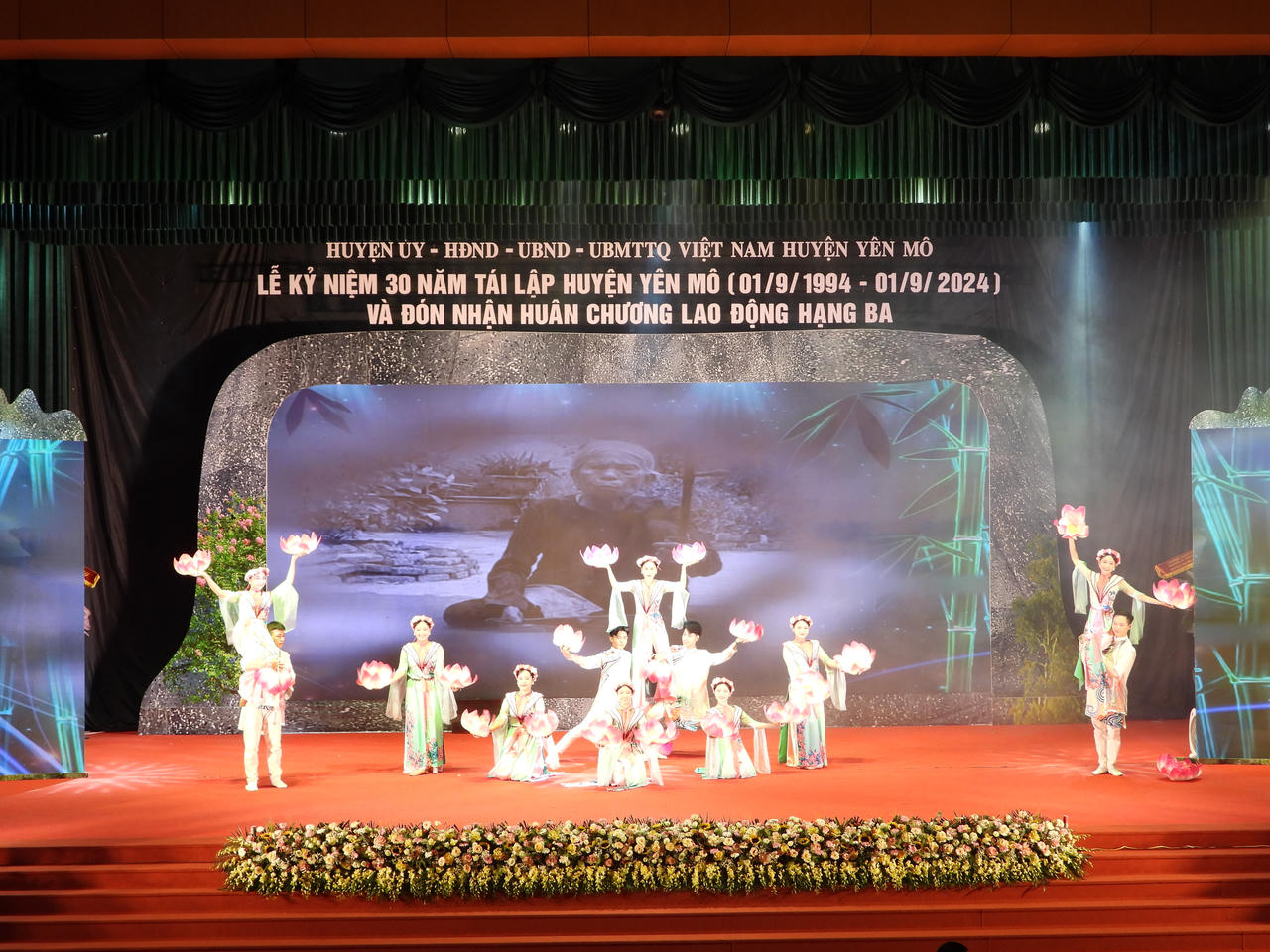 Huyện Yên Mô (Ninh Bình) đón nhận Huân chương Lao động hạng Ba 