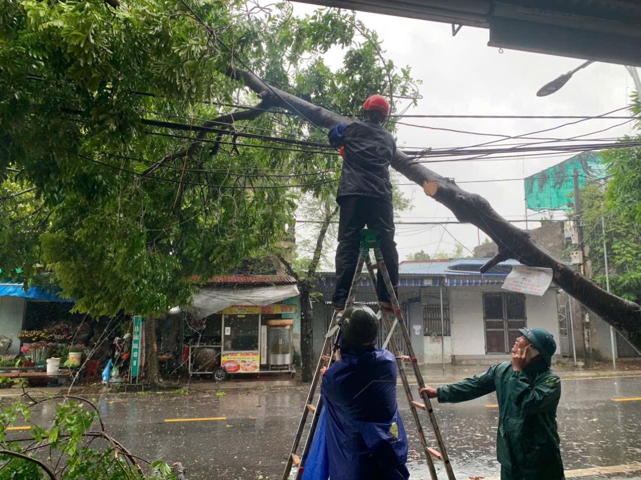 Công an thành phố Hải Phòng tập trung lực lượng khắc phục sau bão số 3 