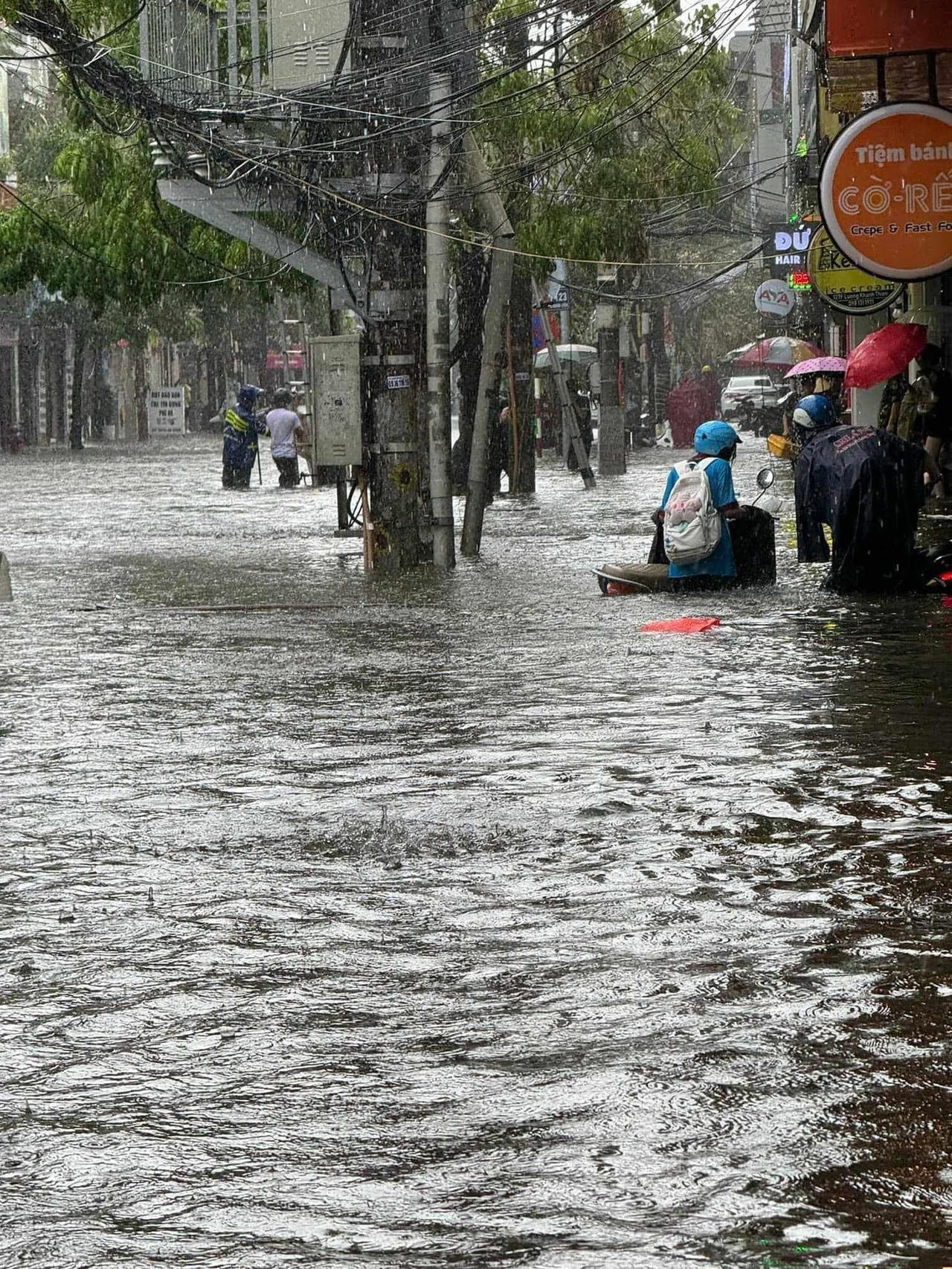 Nhiều tuyến phố Hải Phòng bị ngập sâu