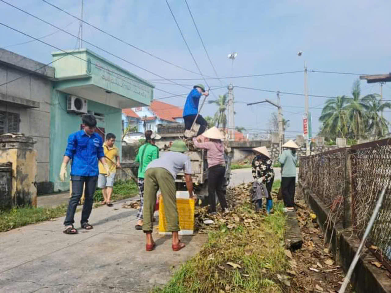 Quảng Ninh tổng vệ sinh, khôi phục cuộc sống bình thường sau bão