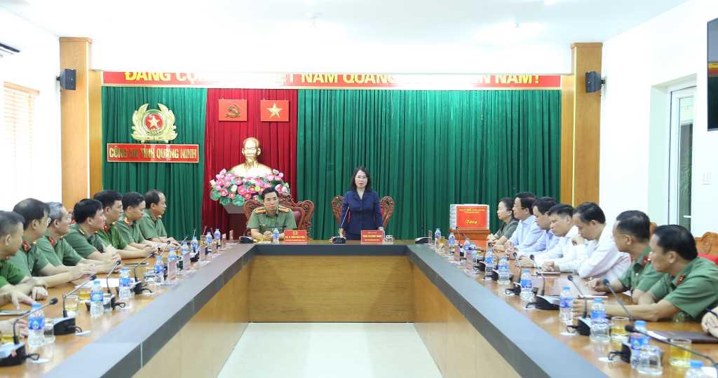 Lãnh đạo tỉnh Quảng Ninh thăm lực lượng vũ trang tham gia khắc phục hậu quả bão