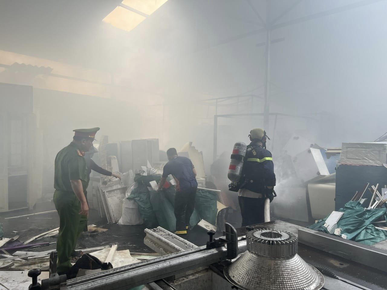 Cháy xưởng gỗ ở Hải Phòng