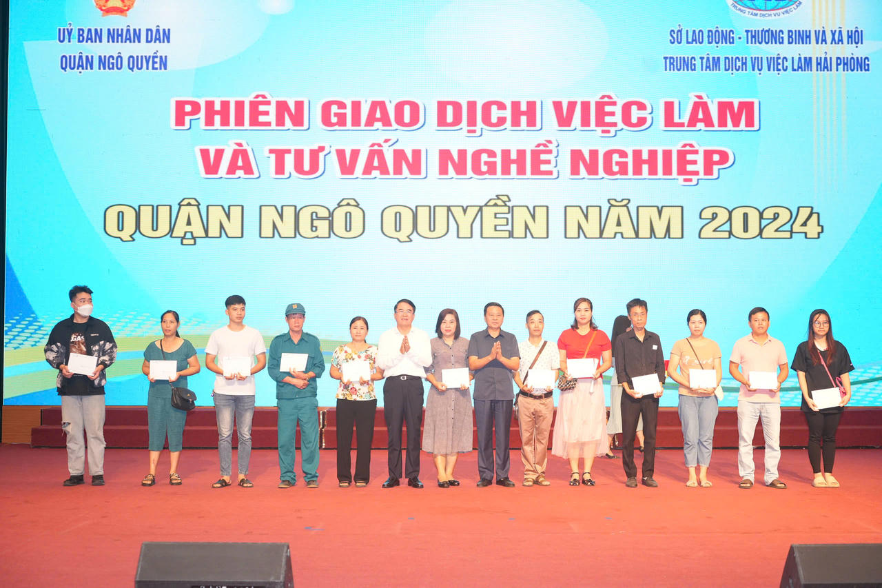 Hơn 1.500 người tham gia Phiên giao dịch việc làm và tư vấn nghề nghiệp tại Hải Phòng 