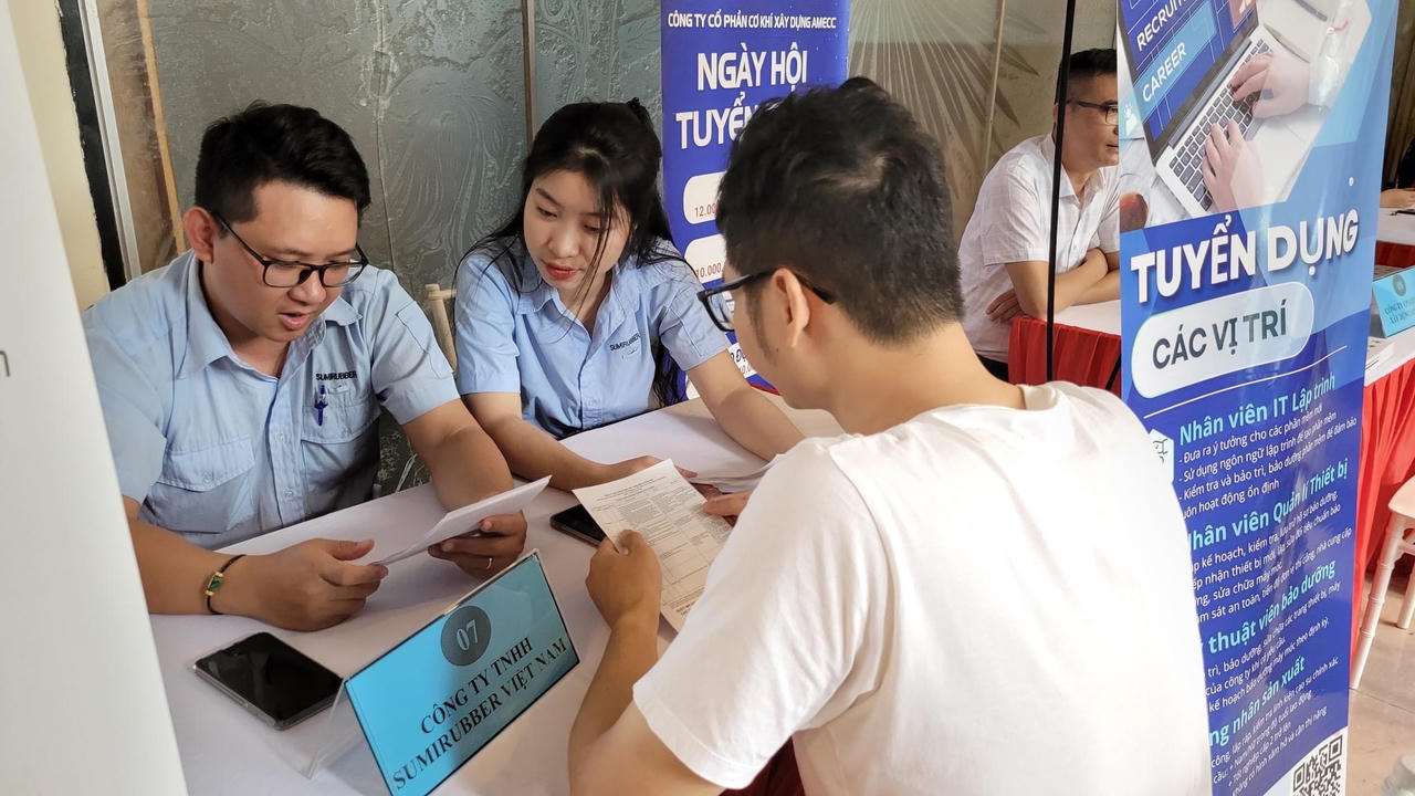 Hơn 1.500 người tham gia Phiên giao dịch việc làm và tư vấn nghề nghiệp tại Hải Phòng 