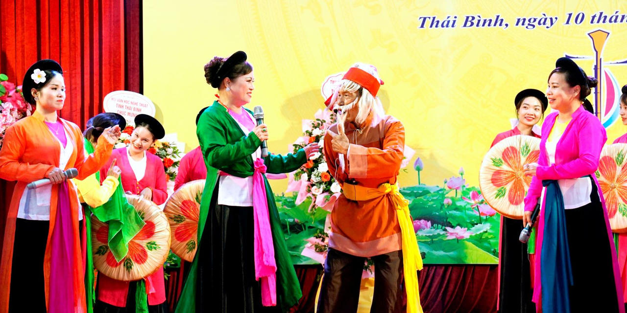 'Có xem chèo Khuốc với anh, thì về…'