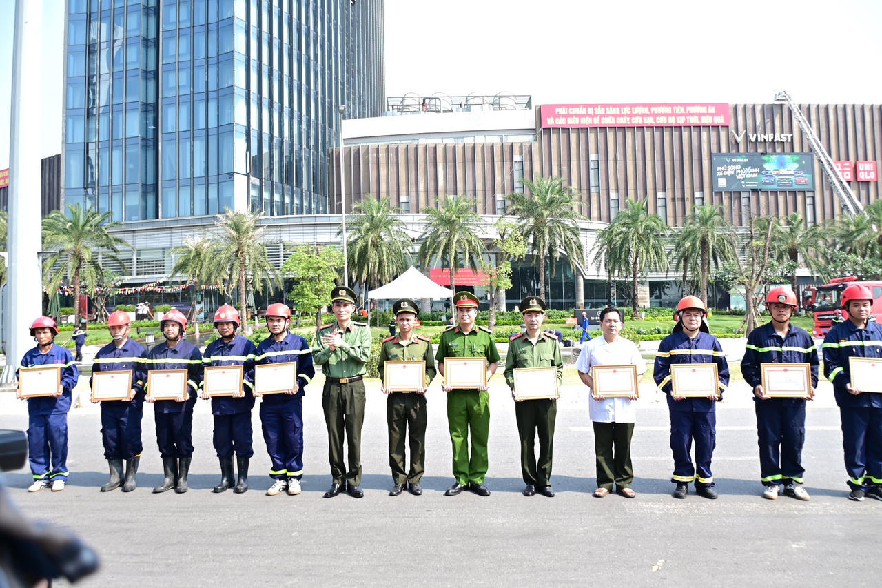Hải Phòng: Diễn tập phương án phòng cháy, chữa cháy và cứu nạn tại khu trung tâm thương mại 