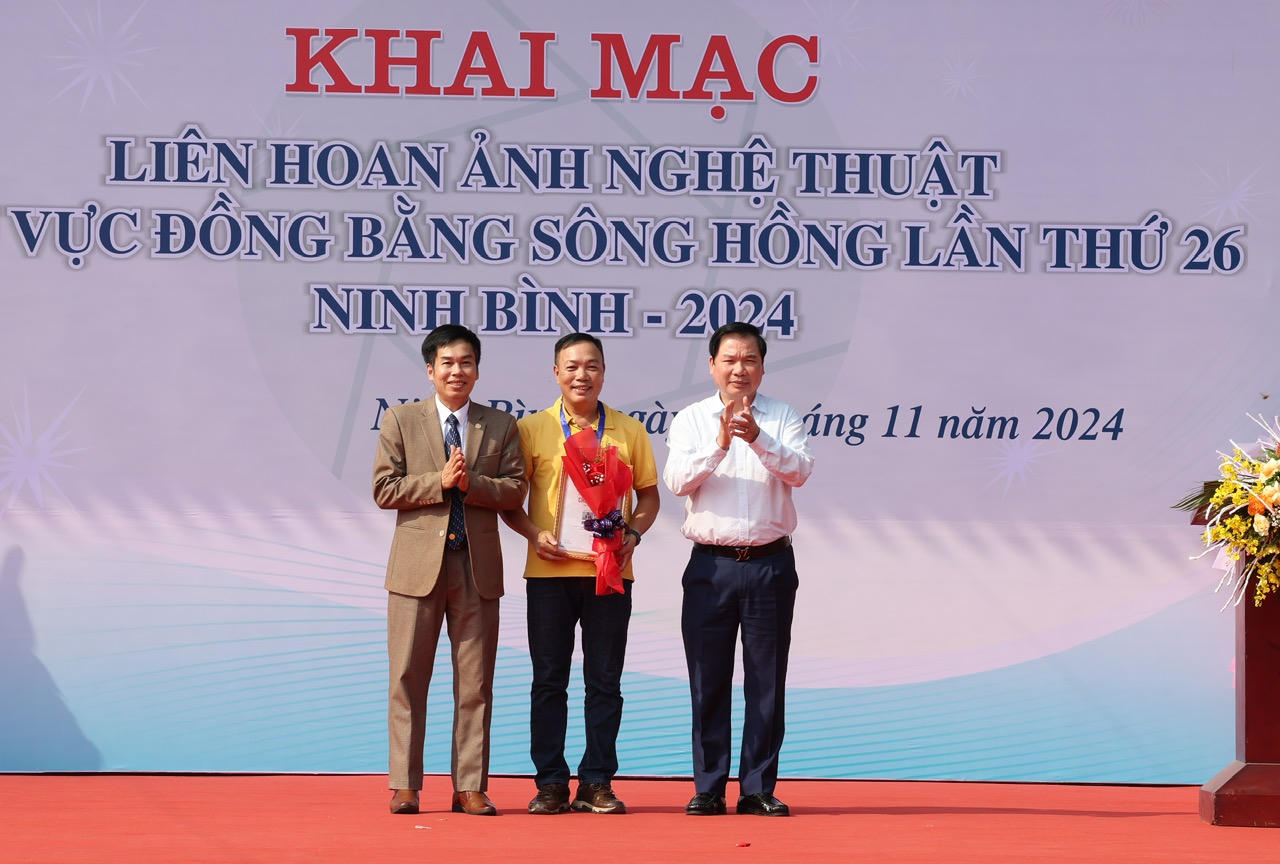 Khai mạc Liên hoan Ảnh nghệ thuật khu vực Đồng bằng sông Hồng tại Ninh Bình