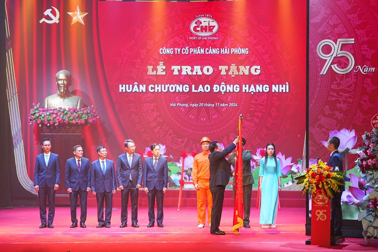 Cảng Hải Phòng đón nhận Huân chương lao động Hạng Nhì 