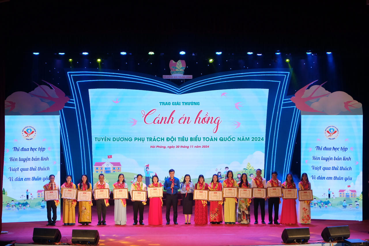 Hội đồng Đội Trung ương trao giải thưởng "Cánh én hồng" năm 2024