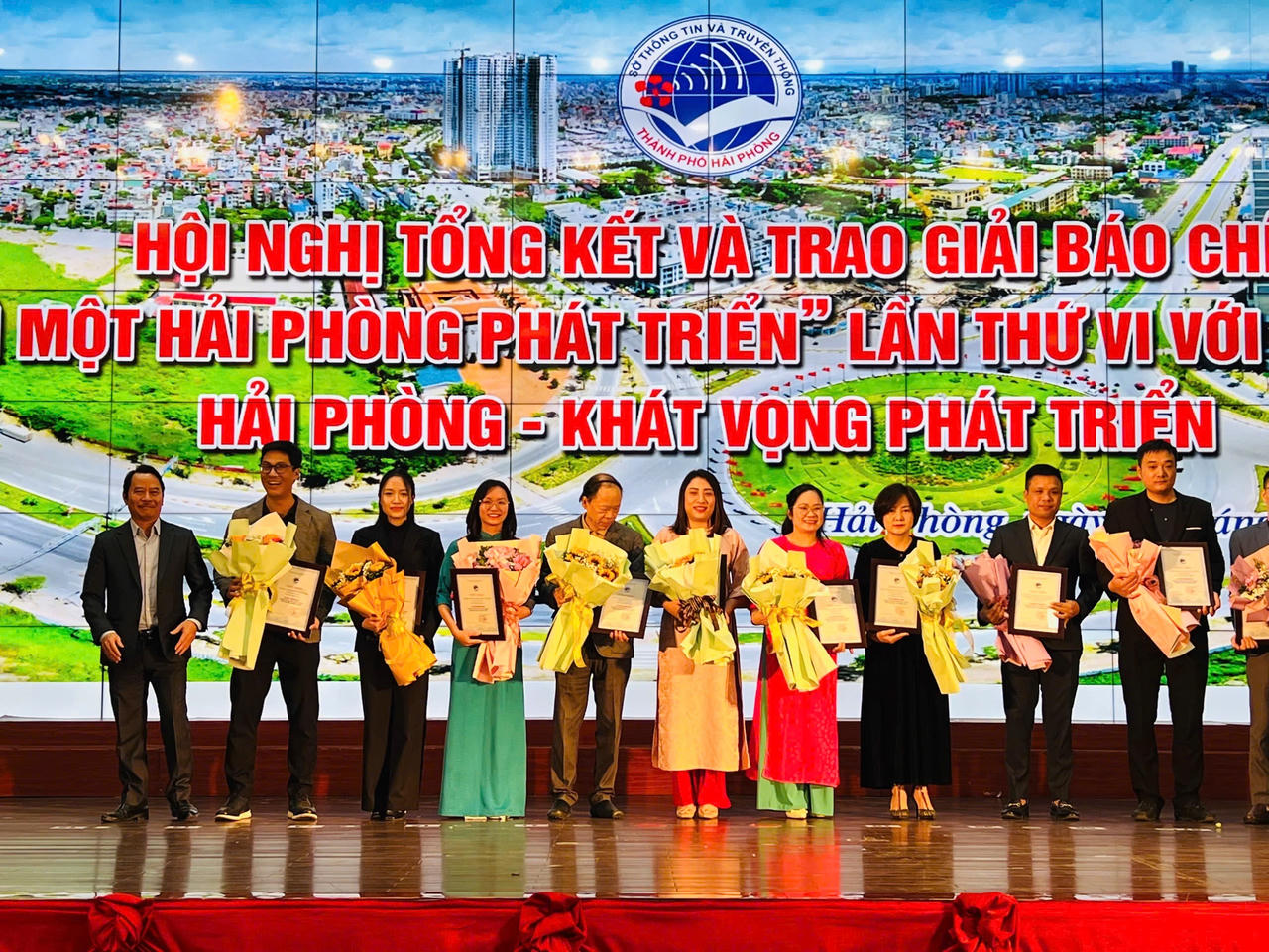 Báo Pháp luật Việt Nam nhận Giải Báo chí 'Vì một Hải Phòng phát triển' lần thứ VI