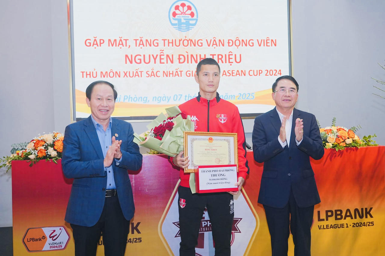 Hải Phòng khen thưởng 550 triệu đồng cho thủ môn Nguyễn Đình Triệu