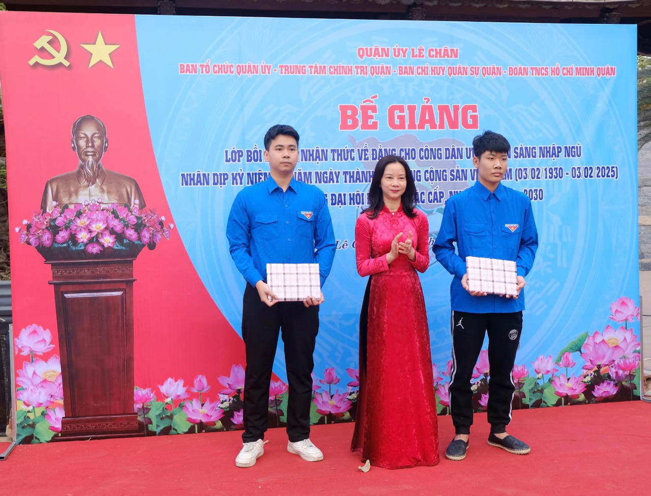 Công dân ưu tú thành phố Cảng được bồi dưỡng nhận thức về Đảng trước khi lên đường nhập ngũ